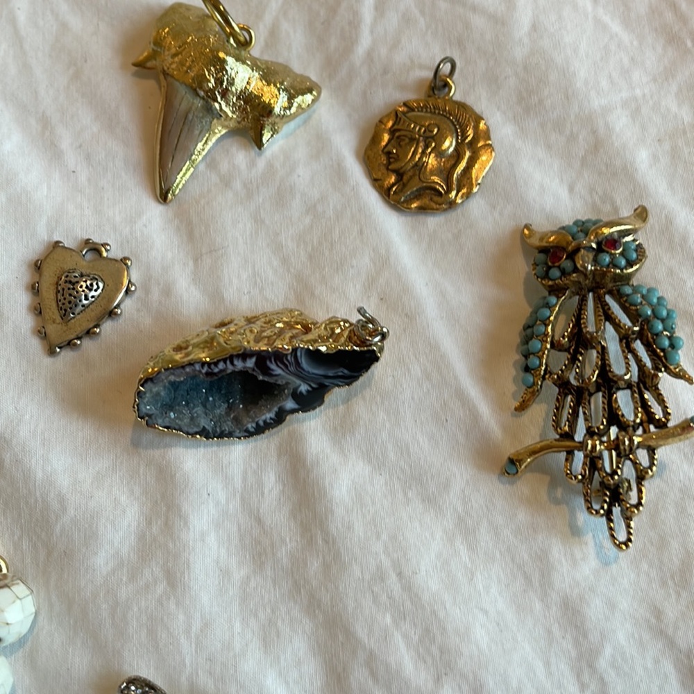 Lot of jewelry.  Broaches, earrings, bracelets, pendants. - Picture 2 of 6